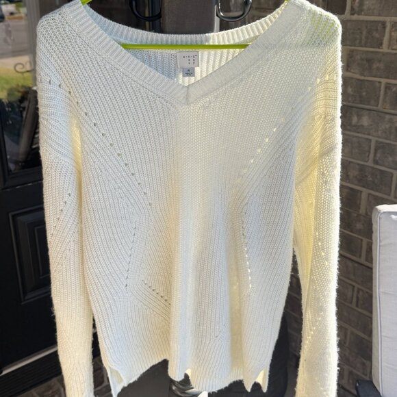 Women's Medium White Sweater - Picture 1 of 5